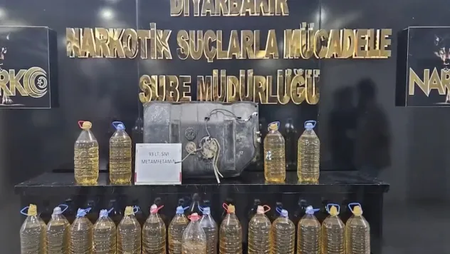 Aracın yakıt deposunda 93 litre sıvı uyuşturucu ele geçirildi