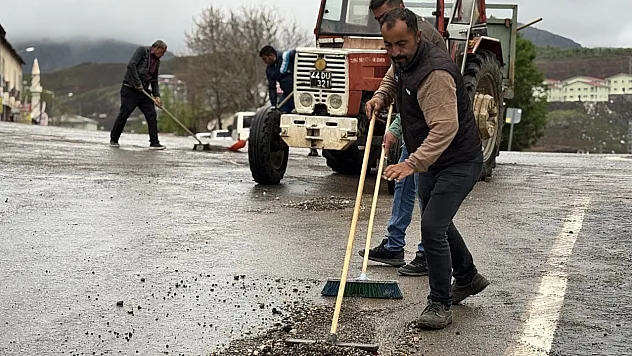 Arapgir'de Dolu Ve Sel Sonrası Belediye Ekiplerinden Hızlı Müdahale