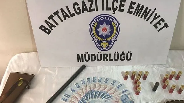 Aynı  evi beş kişiye kiralayan şahıs yakalandı