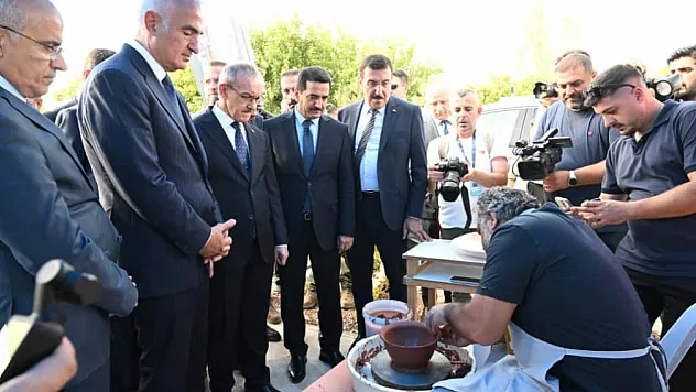 Bakan Ersoy, Arslantepe Karşılama Merkezi Açılışında Battalgazi Belediyesi Seramik Standını Ziyaret Etti