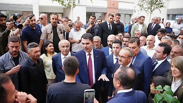 Bakan Kurum Malatya'da Bakırcılar Çarşısı'nı açtı, depremzede aileye misafir oldu