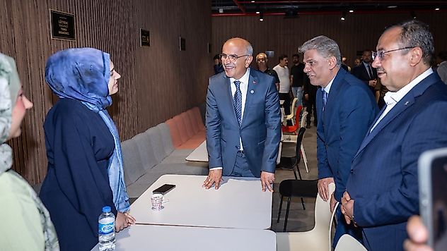 Bakan Yardımcısı Nadir Alpaslan Şehir Kütüphanesini Gezdi