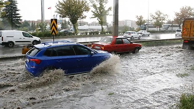 Balkanlardan Gelen Serin Hava Türkiye'de: 35 İlde Sarı ve Turuncu Kodlu Uyarı