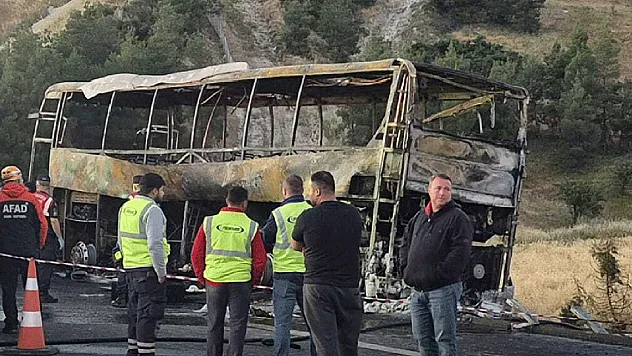 Bariyerlere çarpan yolcu otobüsü alev aldı: 8 ölü, 33 yaralı