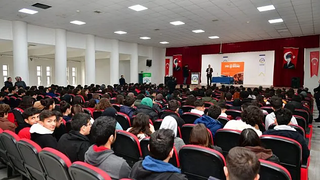 Başkan Çınar, Kernek Anadolu Lisesi'nde Düzenlenen 'Söz Sizde' Etkinliğinde Öğrencilerle Buluştu