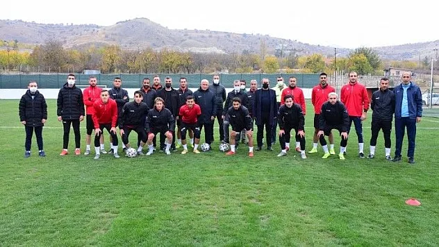 Başkan Çınar, Yeniden İnşa Edilen Futbol Sahasını Ziyaret Etti
