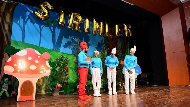 Başkan Çınar'ın Karne Hediyesi 'Şirinlerin Maceraları' Oyununda Neşeli Ve Keyifli Anlar Yaşandı