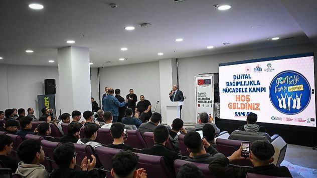 Başkan Er Gençlere yönelik 'Dijital Bağımlılıkla Mücadele' kampına katıldı