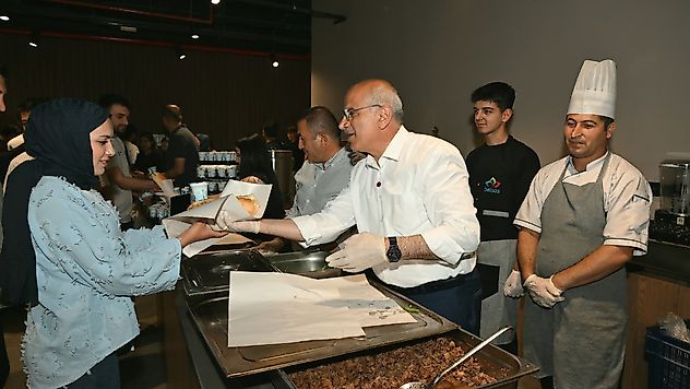 Başkan Er, Öğrencilere Yemek Dağıttı