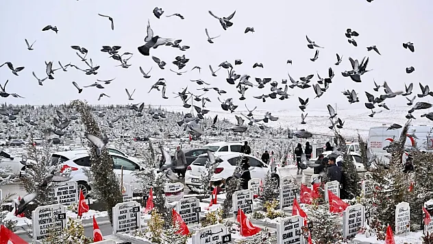 Başkan Geçit, Deprem Şehitliğindeki Özel Anma Programına Katıldı