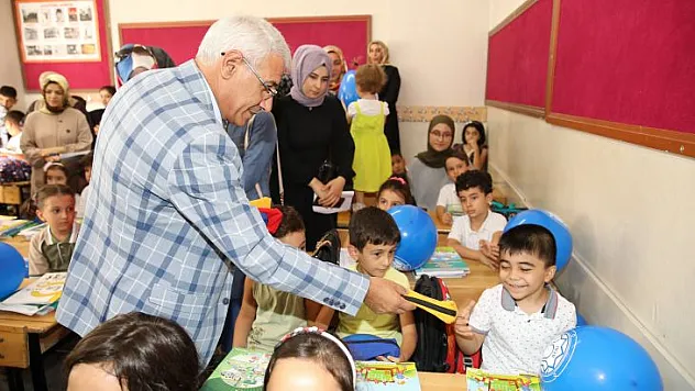 Başkan Güder Okula İlk Kez Başlayan Miniklere Sürpriz Yaptı