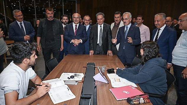 Başkan Sami Er, Bakan Uraloğlu'na Şehir Kütüphanesi'ni Tanıttı