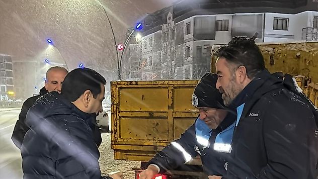 Başkan Taşkın Gece Boyu Kar Mesaisini Sahada Takip Etti