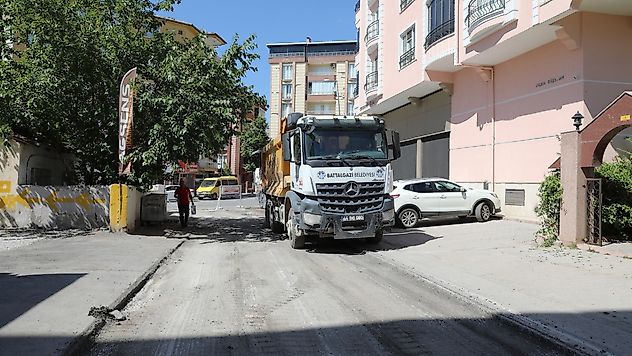 Battalgazi Belediyesi'nden İki Mahallede Asfalt Hamlesi