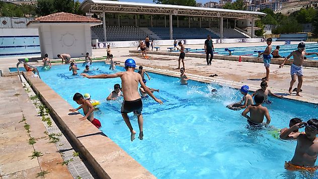 Battalgazi Belediyesi'nden Kur'an Kursu Öğrencilerine Yüzme Etkinliği