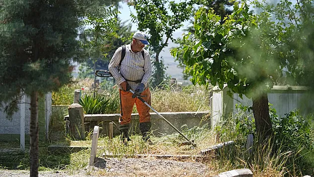 Battalgazi Belediyesi'nden Mezarlıklarda Bahar Ve Bayram Temizliği