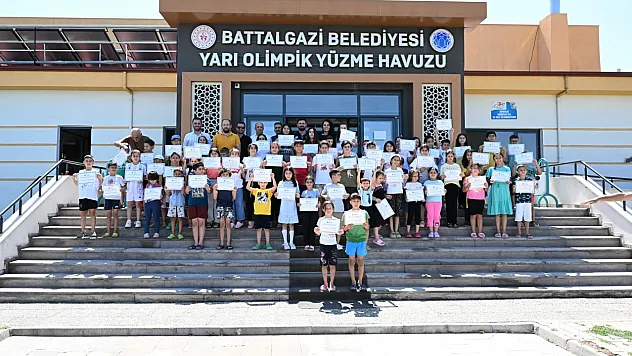 Battalgazi Belediyesi'nin 'Yüzme Bilmeyen Kalmasın' Projesiyle Çocuk Yüzmeyi 110 Öğrendi