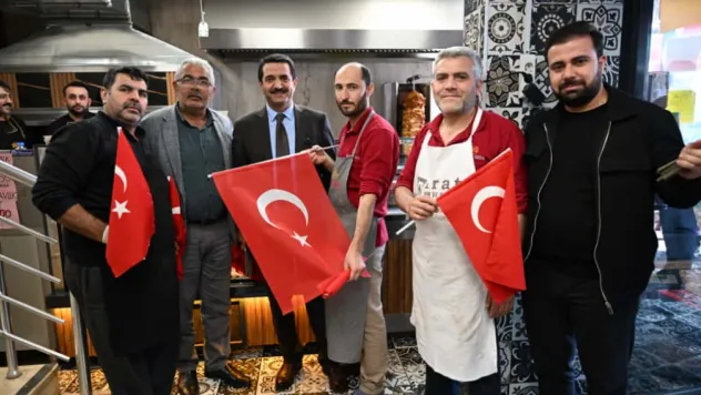 Battalgazi'de Cumhuriyet Coşkusu: Başkan Taşkın Vatandaşlara Türk Bayrağı Hediye Etti