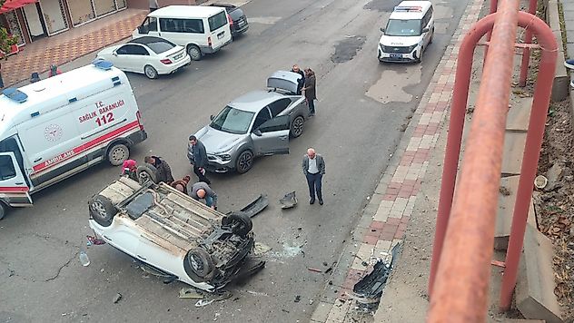 Battalgazi'de Kontrolsüz Araç Yuvarlandı: Küçük Öğrenci Hafif Yaralı