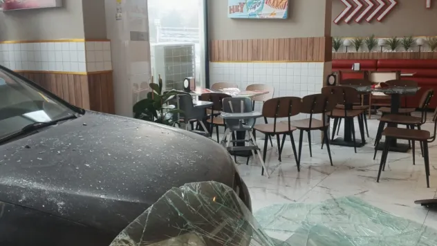 Battalgazi'de korku dolu anlar: Kadın sürücü dönerciye daldı