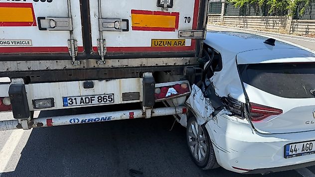Battalgazi'de Tır ile Otomobil Çarpıştı, Trafik Bir Süre Kontrollü Sağlandı