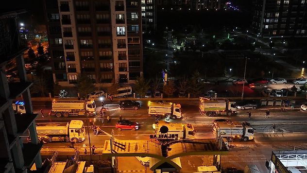 Bayrama Tertemiz Hazırlık: Yeşilyurt'ta Gece Mesaisi