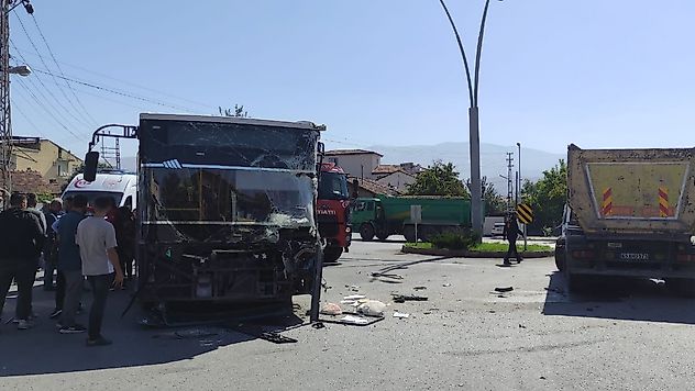 Belediye Otobüsü ve Kamyon Çarpıştı: 7 Yaralı