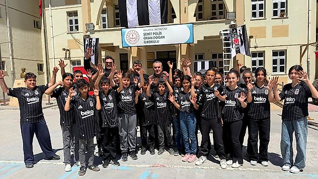 Beşiktaşlılardan Malatya'daki Öğrencilere Forma ve Spor Malzemesi Desteği