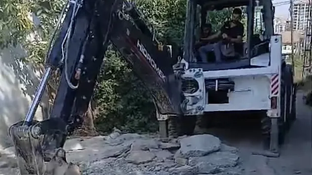 Beton Harcı Yolu Tehlikeye Çevirdi: Muhtar Ali Yiğit'ten Tepki