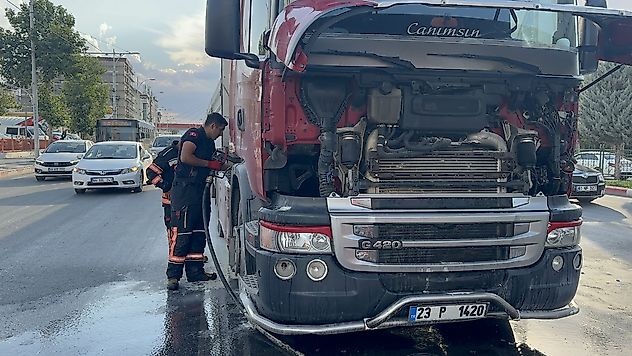 Beton Mikseri Felaketi Önledi: Tır Yangını Kontrol Altına Alındı