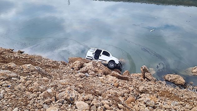 Beylerderesi Göleti'nde Kaza: Sürücü Halatla Kurtarıldı