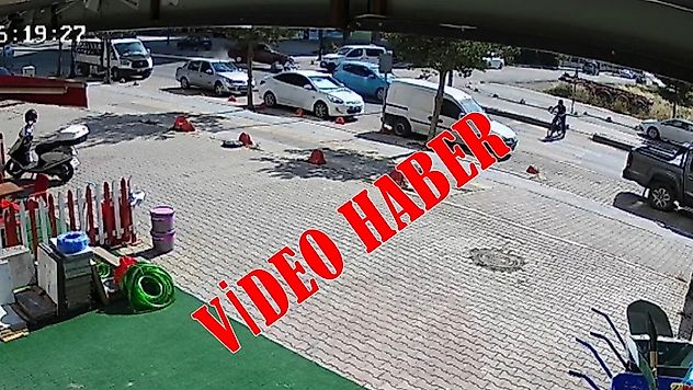 Bisikletliye Yol Veren Araca Çarpmamak İçin Refüje Çıktı