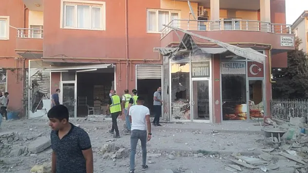 Büyük  yıkımda dükkanlar zarar gördü