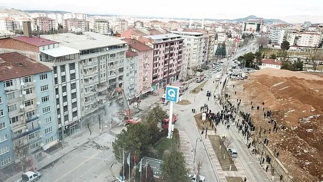 Büyükşehir Ağır Hasarlı Yapıları Yıkıyor