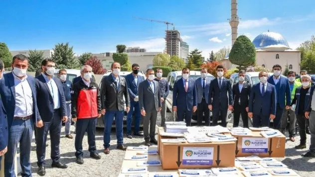 Büyükşehir Belediyesi kendi elemanları ile evlere maske dağıtıyor