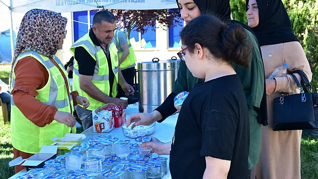 Büyükşehir Belediyesi'nden Öğrencilere Ve Velilere İkram