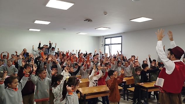 Büyükşehir Şehir Tiyatrosu Oyuncuları Dünya Tiyatro Günü'nü Öğrencilerle Kutladı