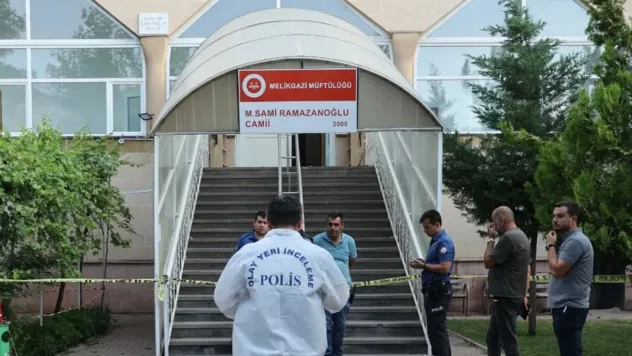 Camide namaz kılarken boğazından bıçaklanarak öldürüldü