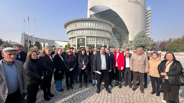 CHP'den Büyükşehir Belediyesi Önünde Kütüphane Açıklaması