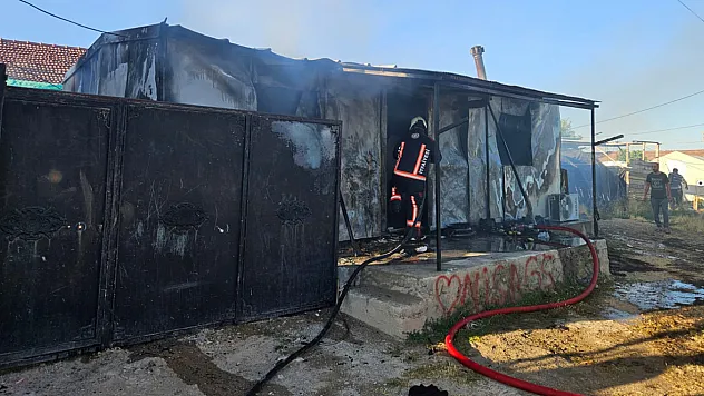 Çıkan yangında konteyner küle döndü