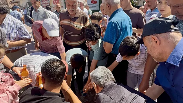 Cuma Namazına Gelen Çocuklara Kayısı Kolası Sürprizi