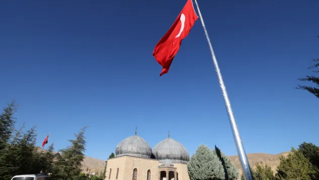 Darende'de Dev Türk Bayrağı İlçenin Simgesi Oldu