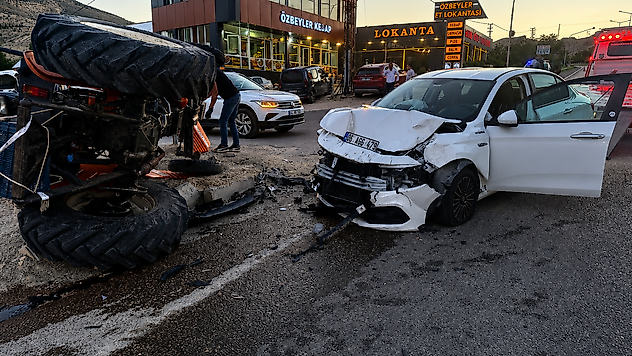 Darende'de Otomobil ile Traktör Çarpıştı: 1 Yaralı
