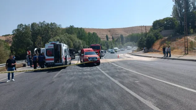 Darende'de Virajı Alamayan Tır Devrildi: Sürücü Yaralı Kurtarıldı
