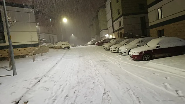 Darende'de Yoğun Kar Yağışı, Çalışmalar Aralıksız Devam Ediyor