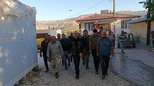 Darende'deki yangın kontrol altına alındı: 2 ahır yandı, 3 kişi dumandan etkilendi