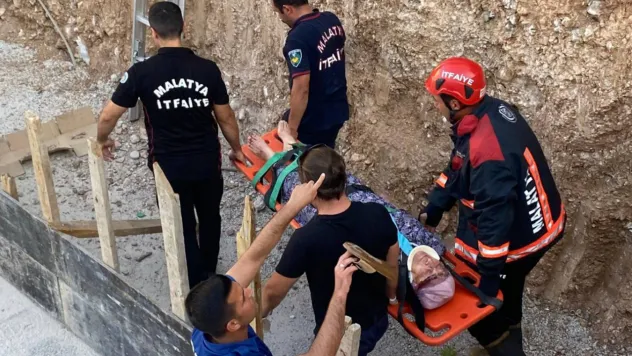 Dengesini kaybeden yaşlı kadın inşaat alanına düşerek yaralandı