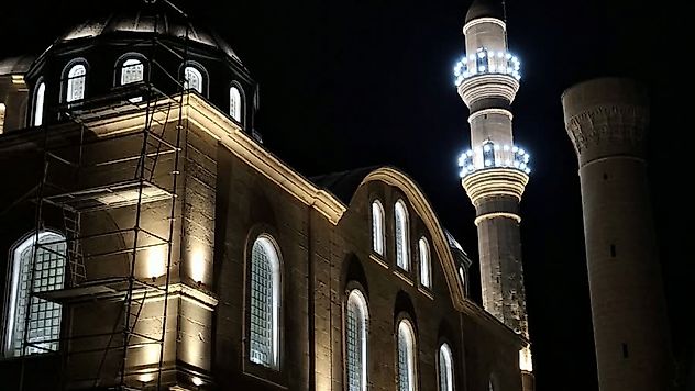 Depremin sessiz bıraktığı Yeni Camii yeniden ışık saçıyor