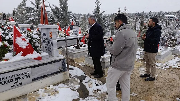 Depremin yıl dönümünde HÜDA PAR Malatya İl Başkanından mezarlık ziyareti