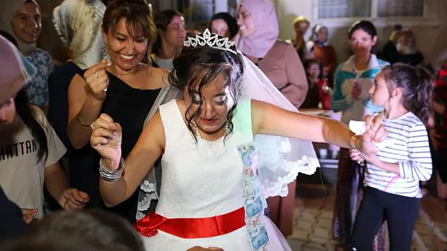 Dilek'in Gelinlik Giyme Hayali Gerçekleşti